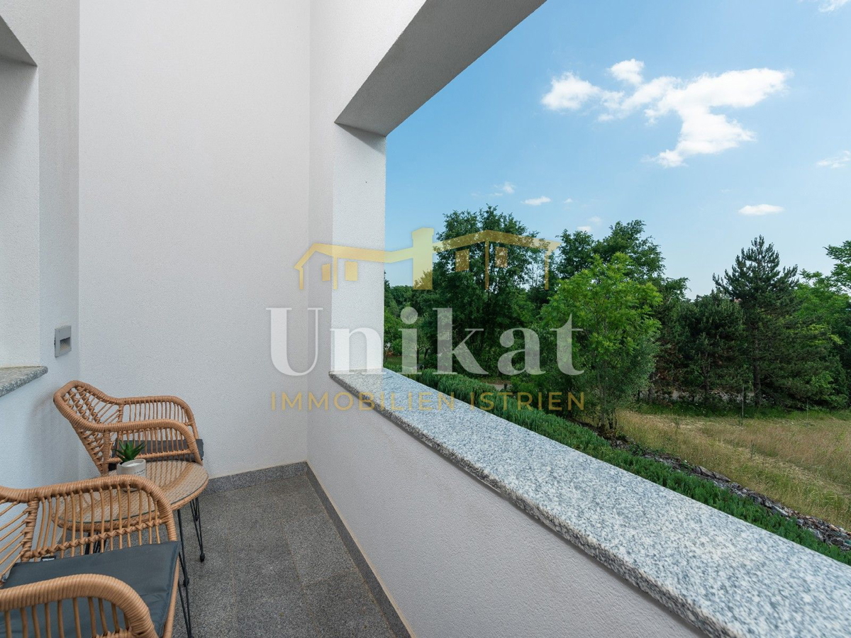 Villa moderna con piscina interna ed esterna